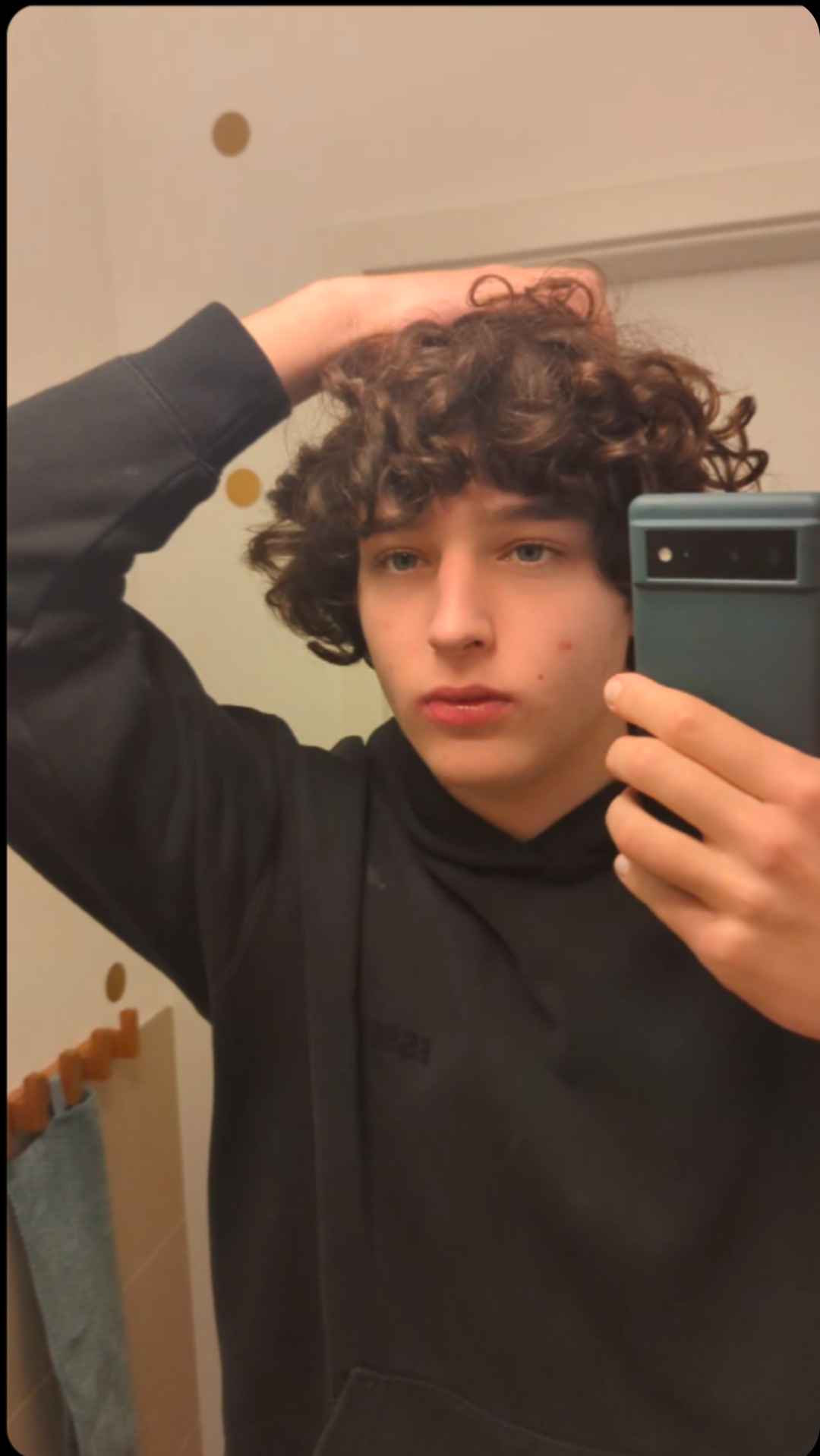 15437