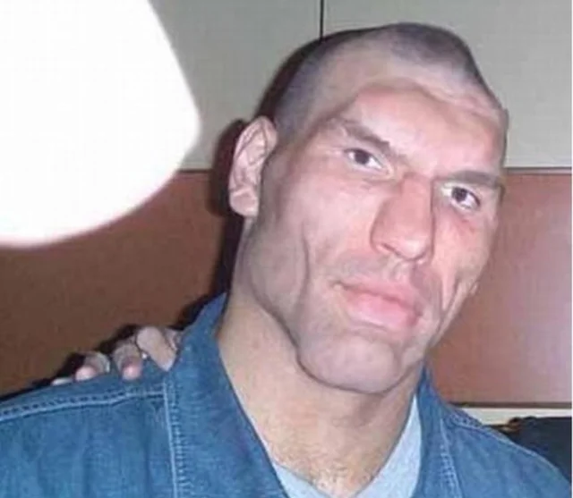 7ft tall professional boxer nikolai valuev and his absolute v0 spq4xmq6frh81