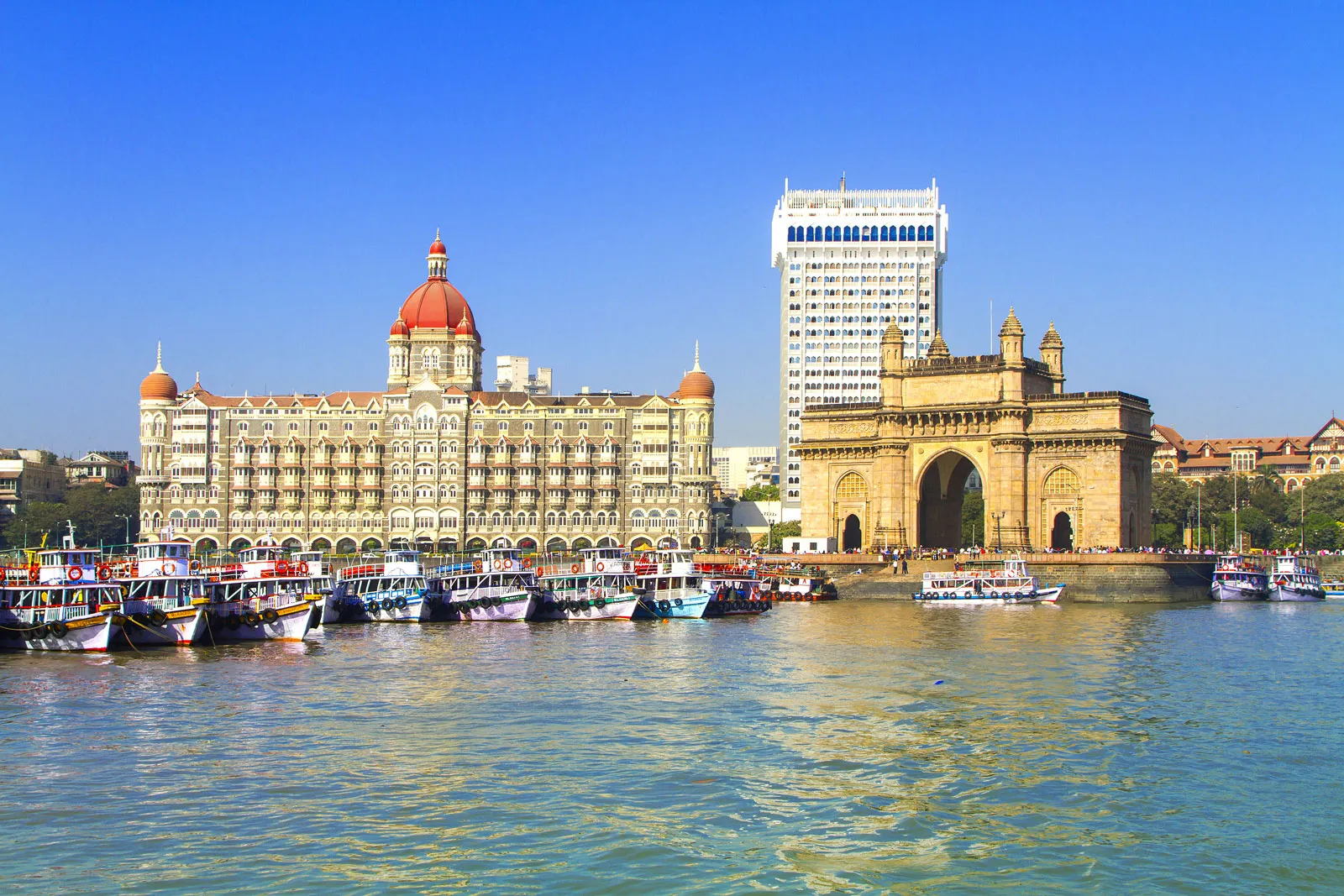 Gateway monument India entrance Mumbai Harbour coast