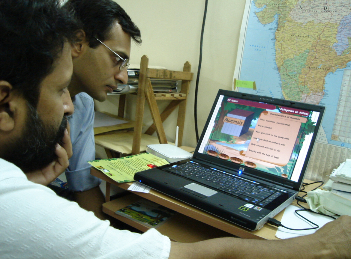 Twoindianslookingatpc