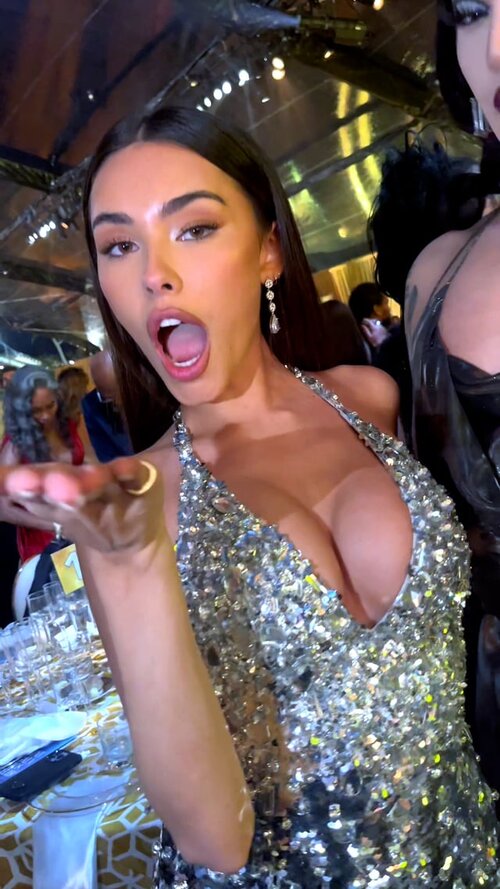 omg-the-size-of-her-boobs-plz-v0-3gy90b8k01mb1.jpg