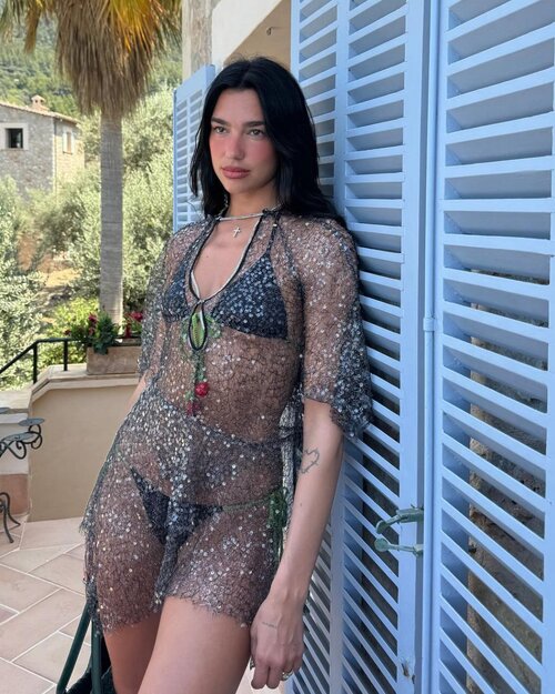 dua-lipa-fidanzato-estate-vacanze-look-stile-vestiti.jpeg